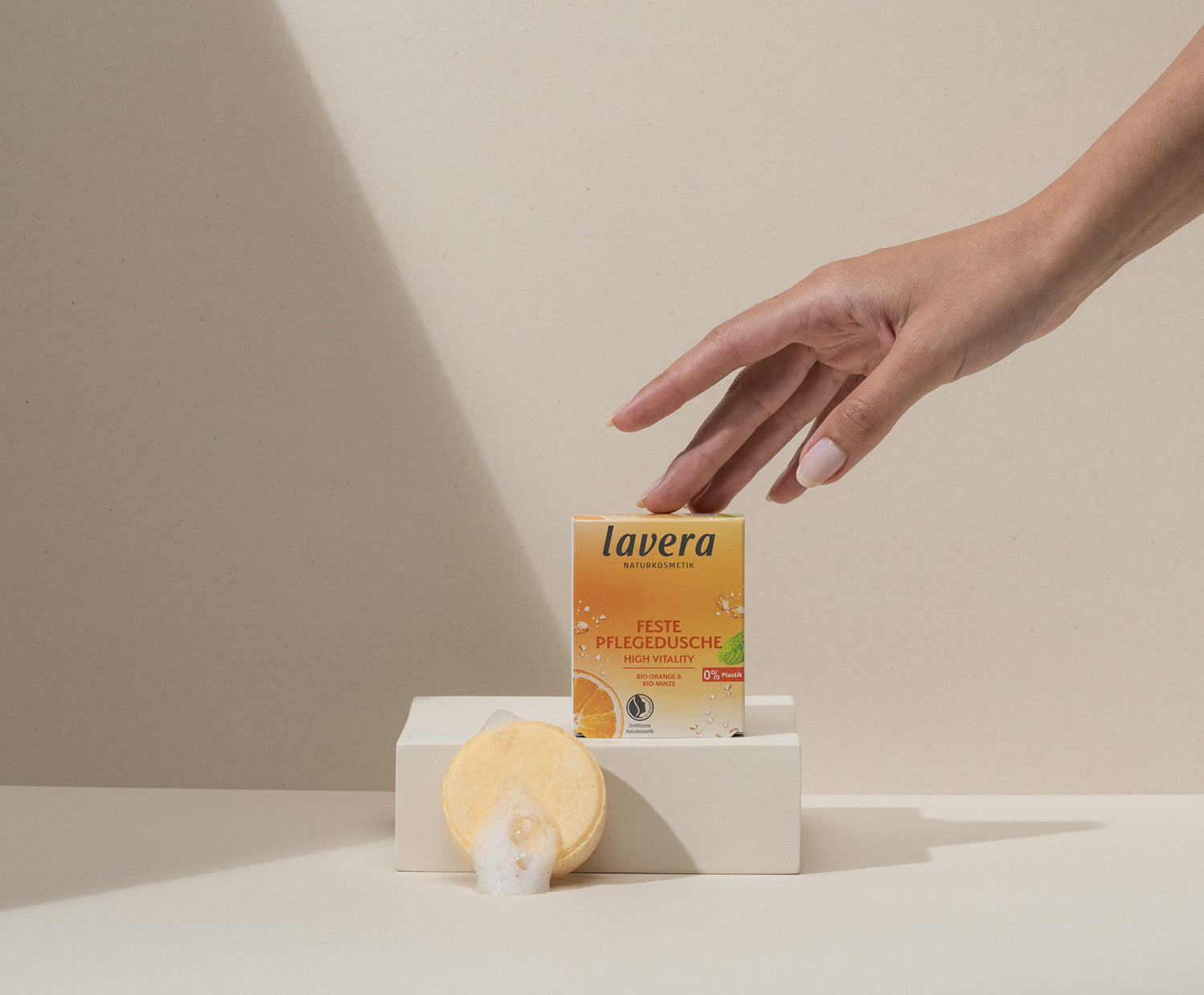 lavera Feste Pflegedusche High Vitality in der Anwendung