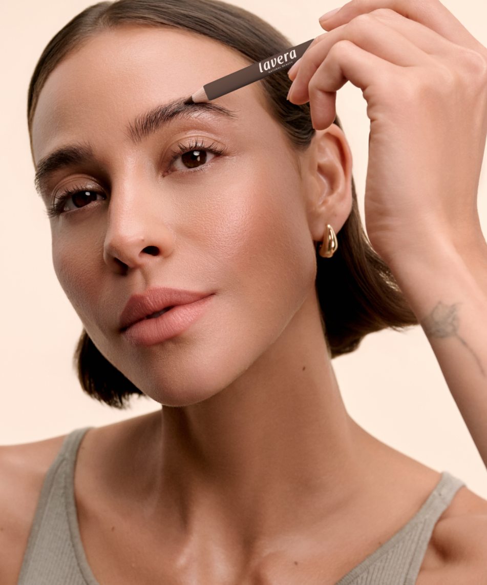 lavera Eyebrow Pencil -Brown 01- in der Anwendung