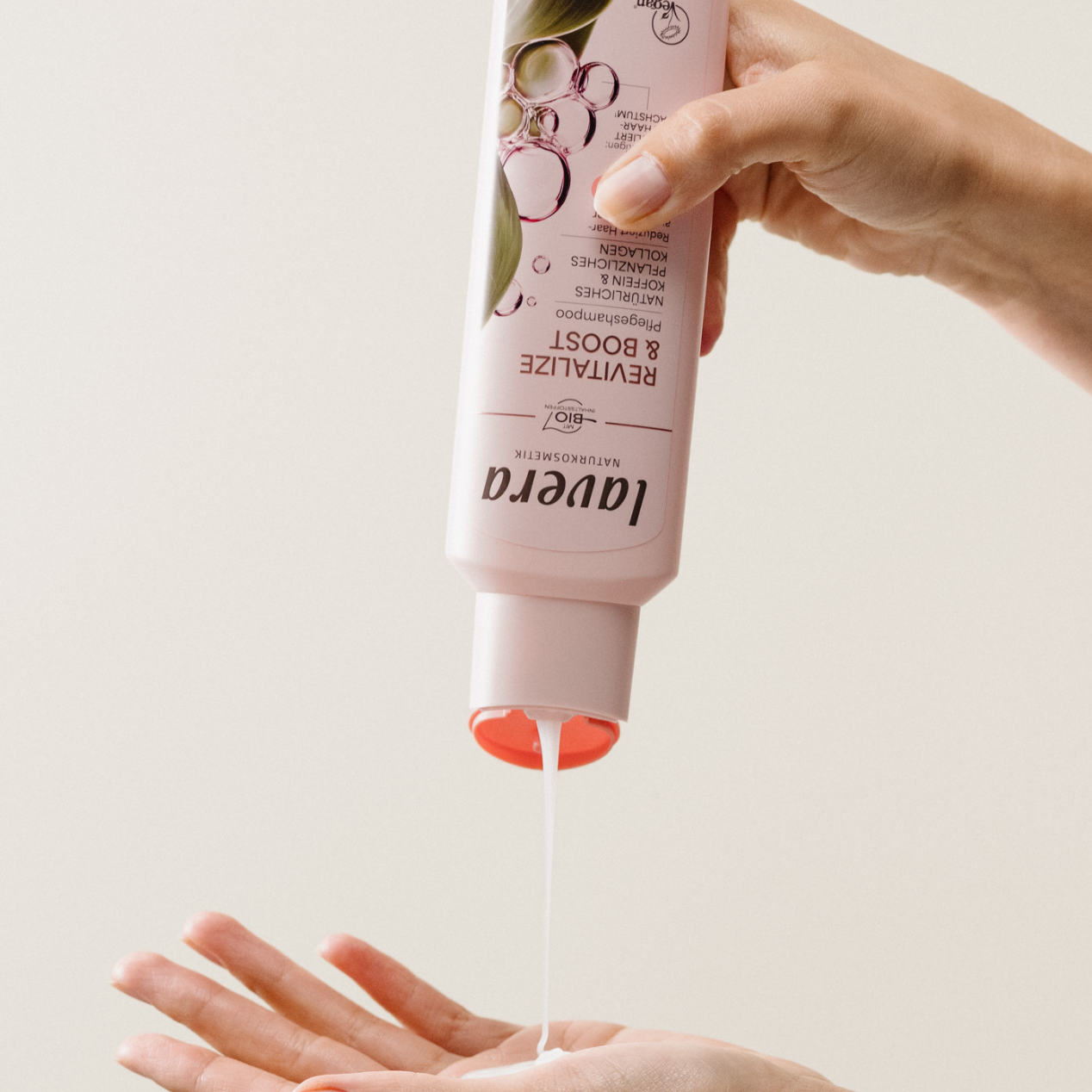 lavera Pflegeshampoo Revitalize & Boost in der Anwendung