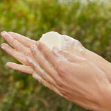 lavera Festes Pflegeshampoo Frische & Balance in der Anwendung