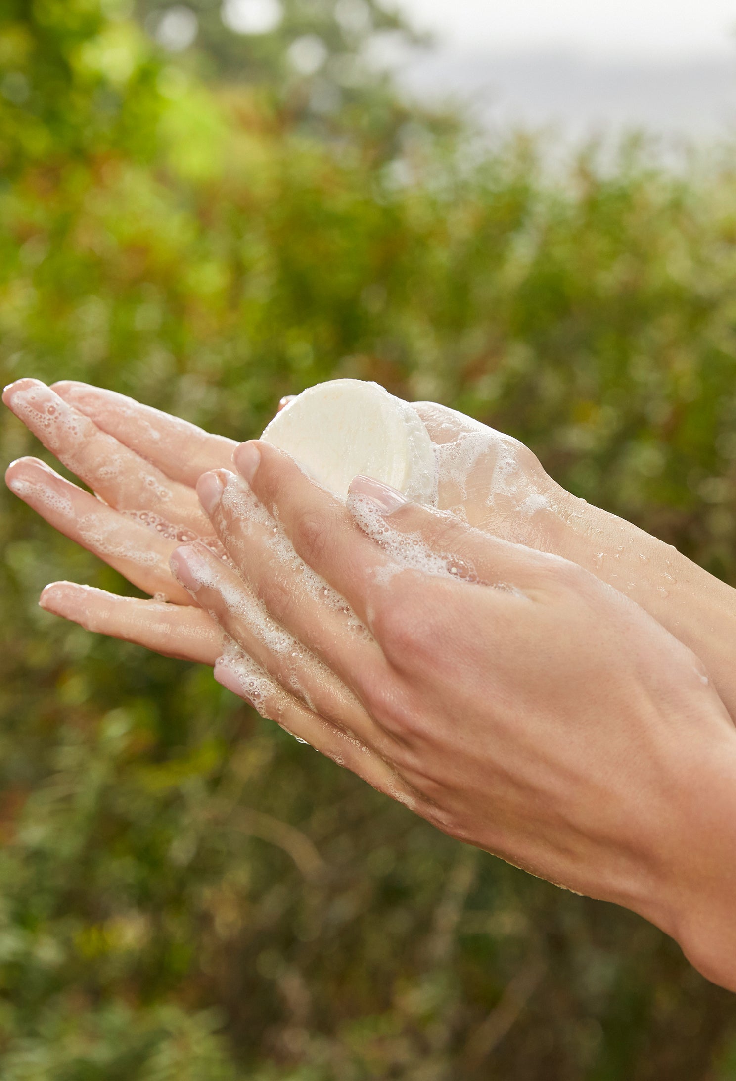 lavera Festes Pflegeshampoo Frische & Balance in der Anwendung