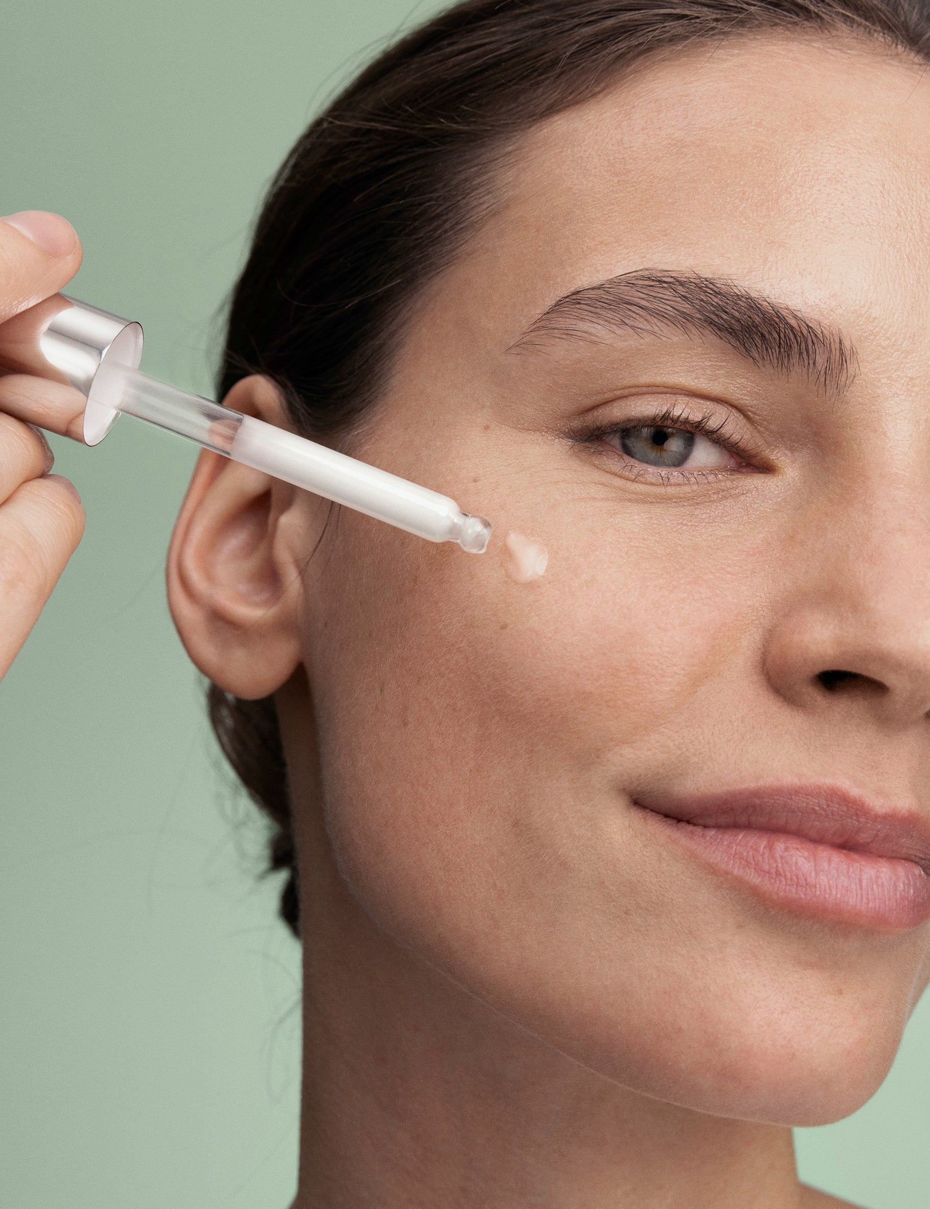 lavera Pure Beauty Serum in der Anwendung