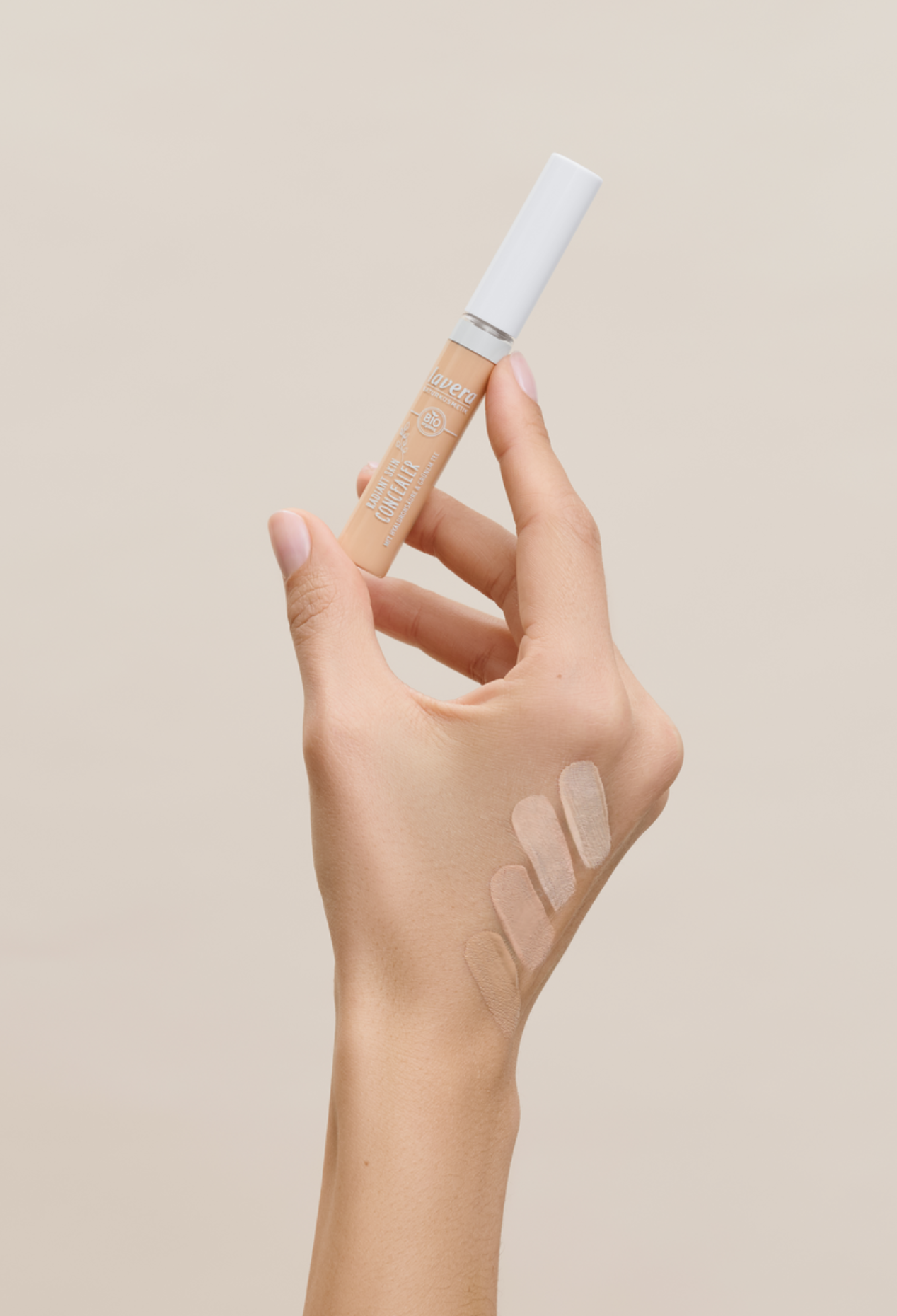 lavera Radiant Skin Concealer -Medium 03- in der Anwendung