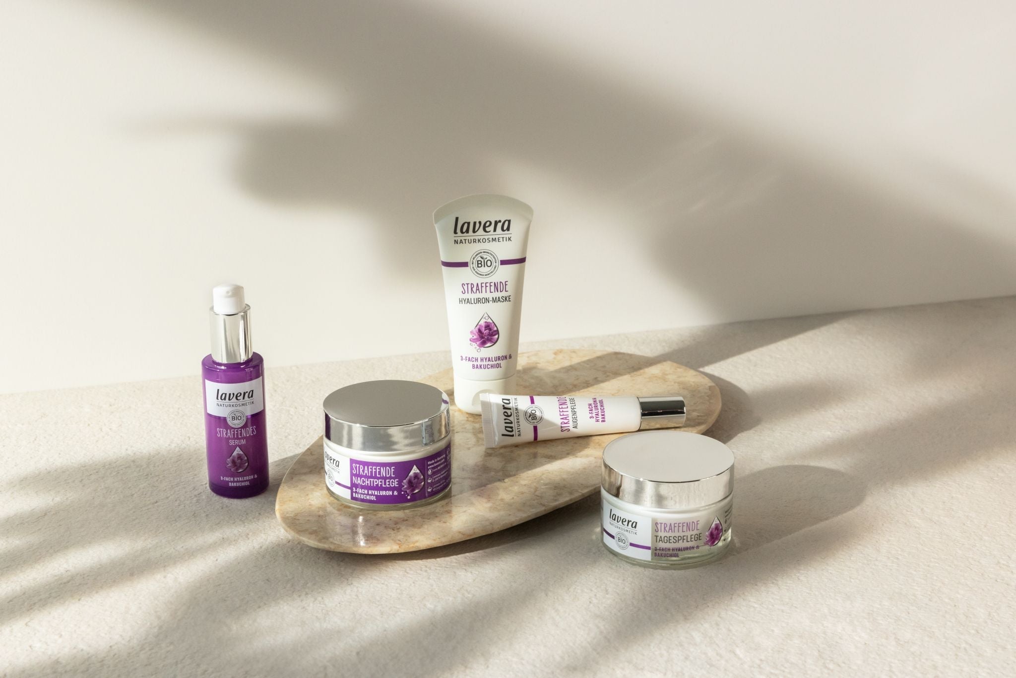 lavera anti-aging Produkte auf dem hellen Hintergrund