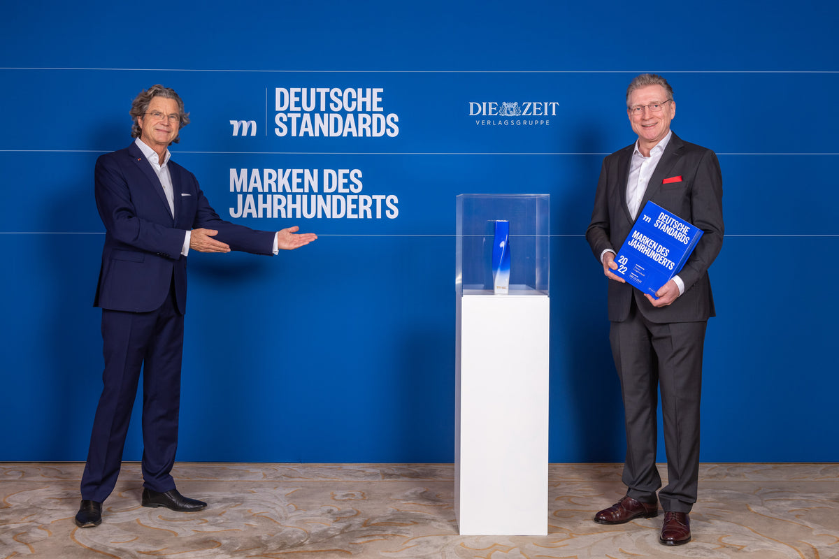 Markenerfinder Thomas Haase wird offiziell von Dr. Florian Langenscheidt als Marke des Jahrhunderts Die Naturkosmetik geehrt