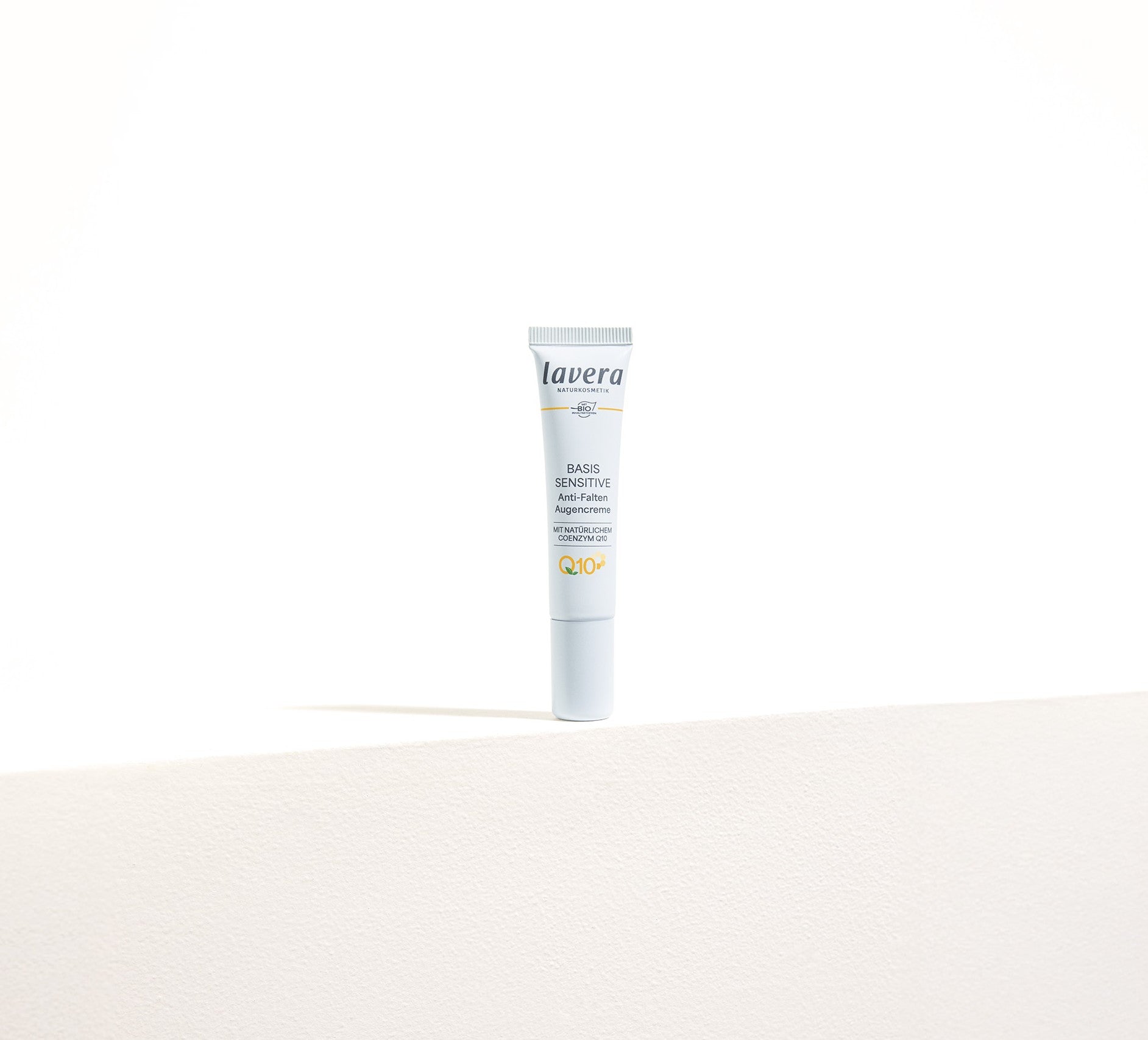 lavera basis sensitive q10 Augencreme auf dem hellen Hintergrund
