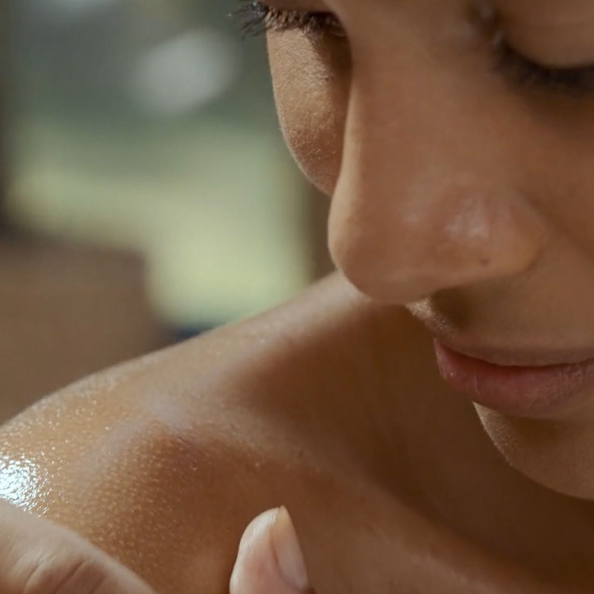 Frau massiert das Pflegeöl ein