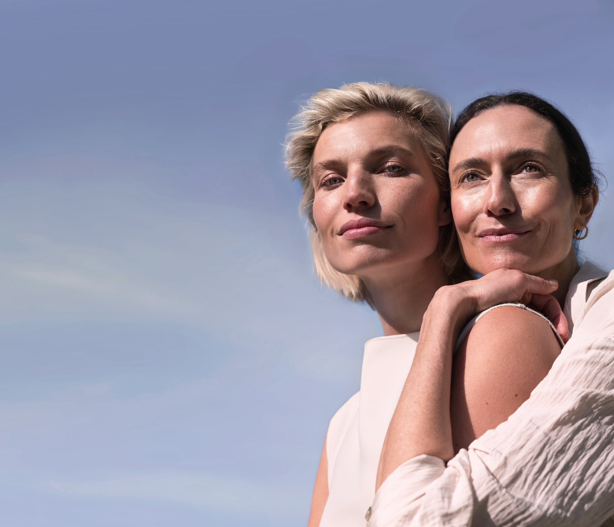 zwei Frauen in der Natur