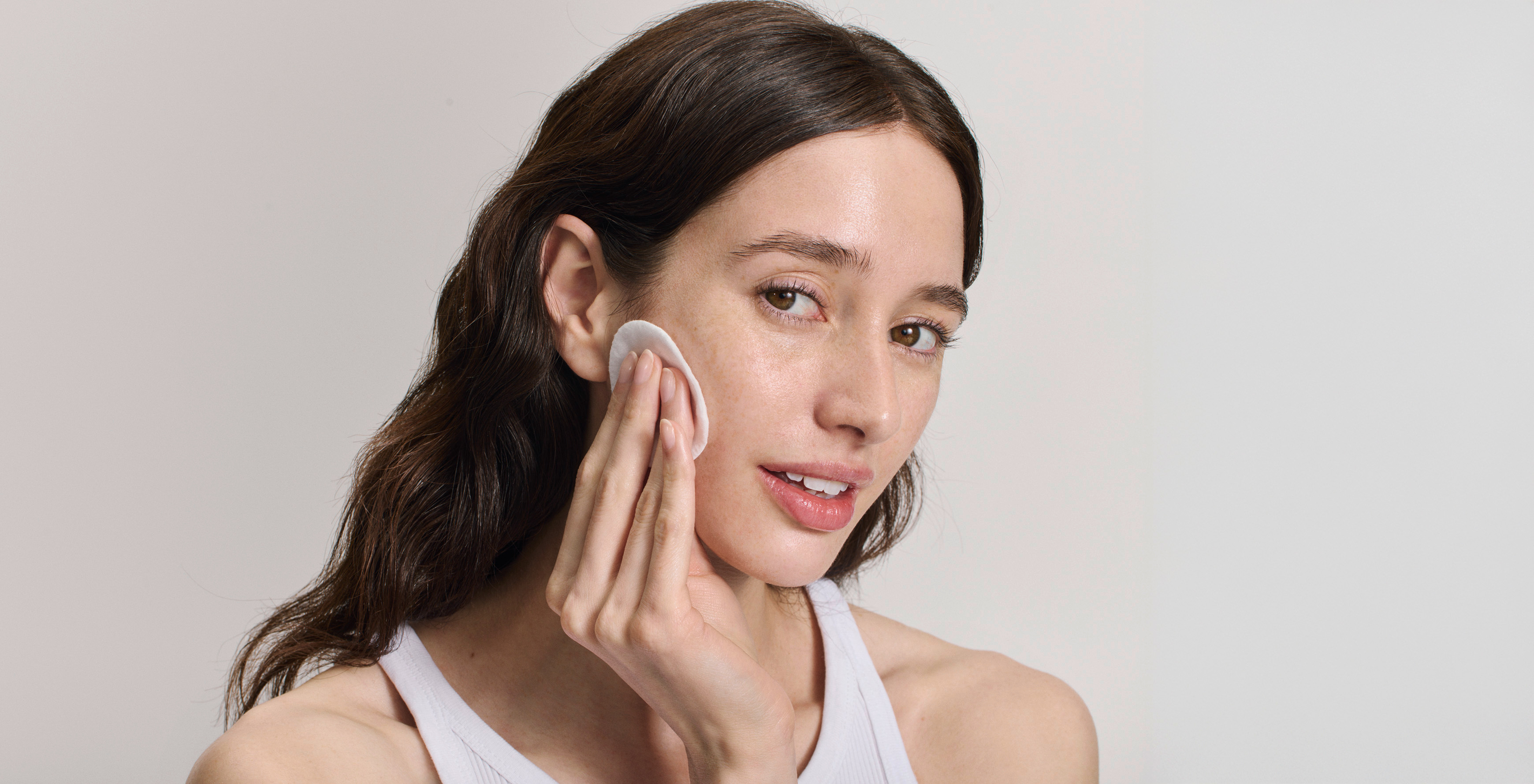 Frau nutzt Wattepad auf das Gesicht