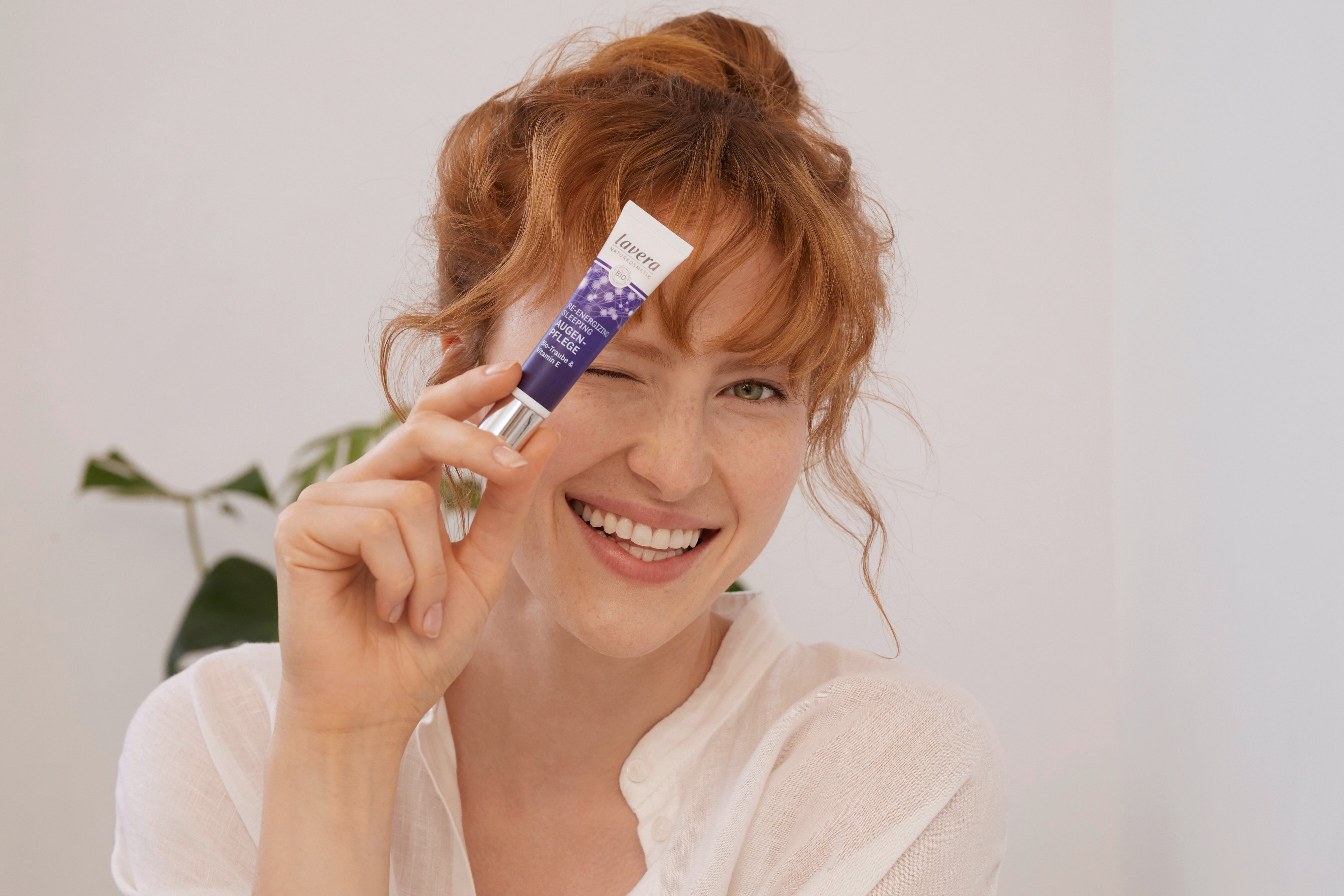 Frau hält lavera Re-Energizing Produkt in der Hand