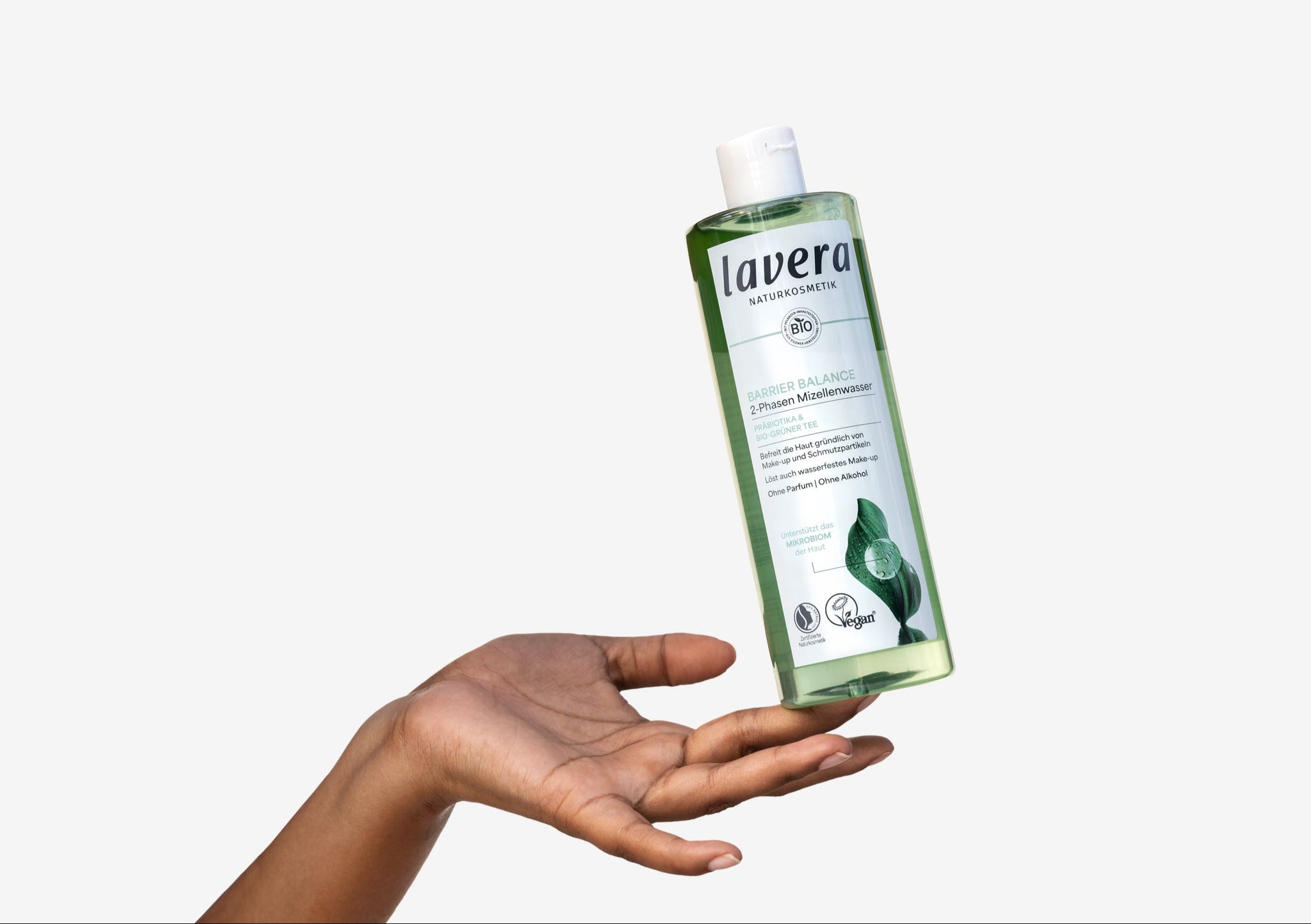 lavera Barrier Balance Mizellenwasser auf der Hand
