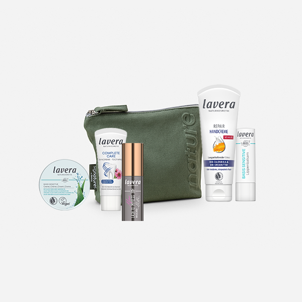 Olivgrüne Kosmetiktasche (Kosmetiktasche – Sage Green) mit folgenden lavera Produkten: Reisegröße Zahncreme Complete Care Fluoridfrei, Reisegröße basis sensitive Creme, Lash To Impress – Mini Edition, Repair Handcreme und basis sensitive Lippenbalsam.