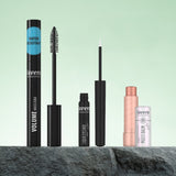 Mehrere lavera Make-up-Produkte als Set – darunter Mascara, Flüssig-Eyeliner und Multi Balm – stehen vor hellgrünem Hintergrund auf einem Stein.