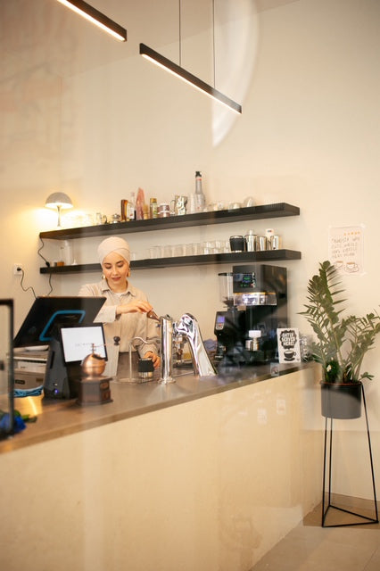 Getränke werden an einer Kaffee-Theke zubereitet