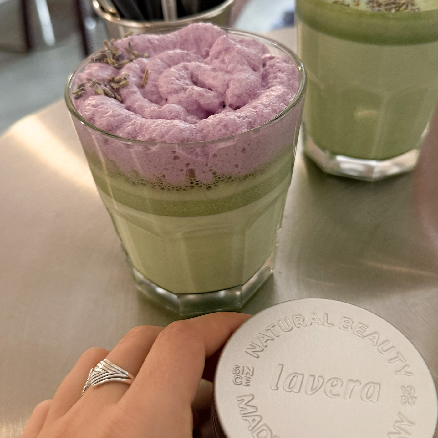 Matcha mit lila Foam Top