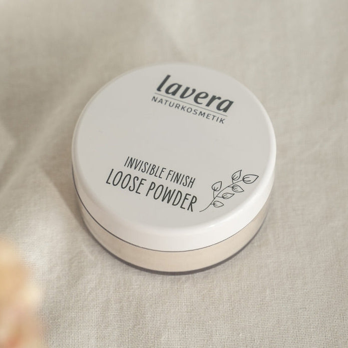Invisible Finish Loose Powder vor einem Hintergrund aus Leinenstoff