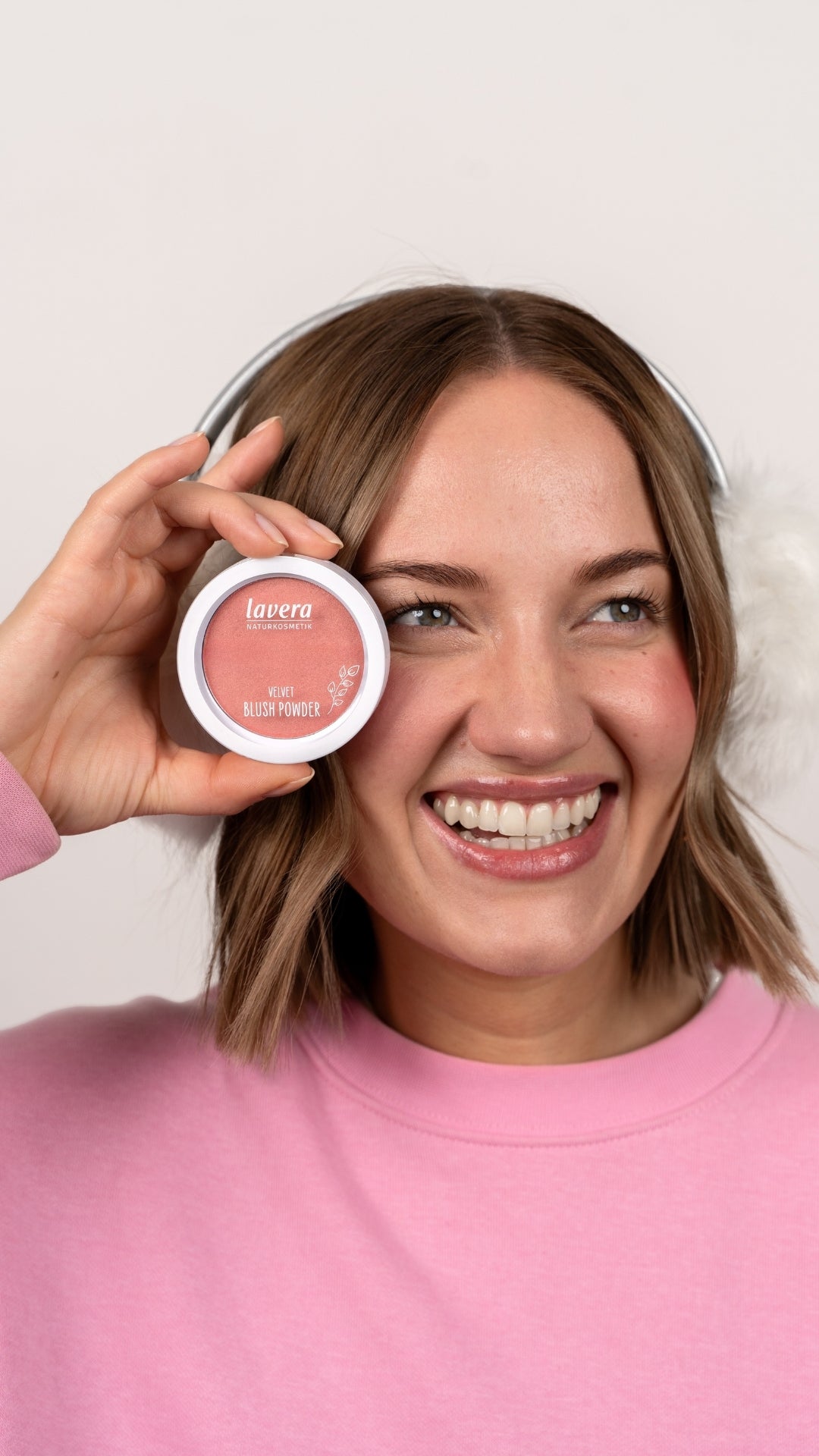 Velvet Blush Powder in Anwendung