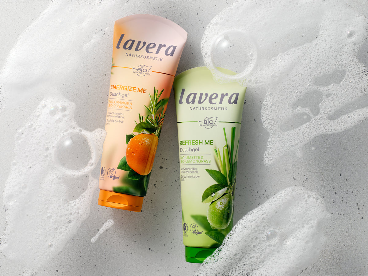 Energize Me und Refresh Me Duschgel nebeneinander vor schaumigem Hintergrund