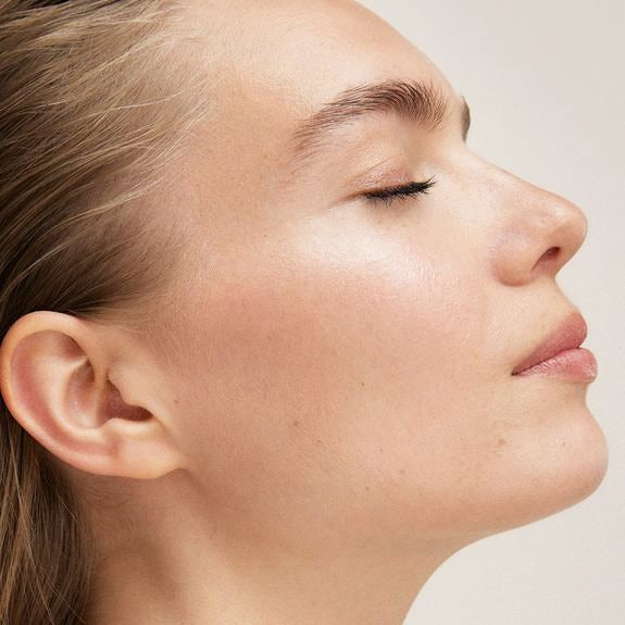 Seitenprofil einer Frau mit strahlender, gepflegter Haut