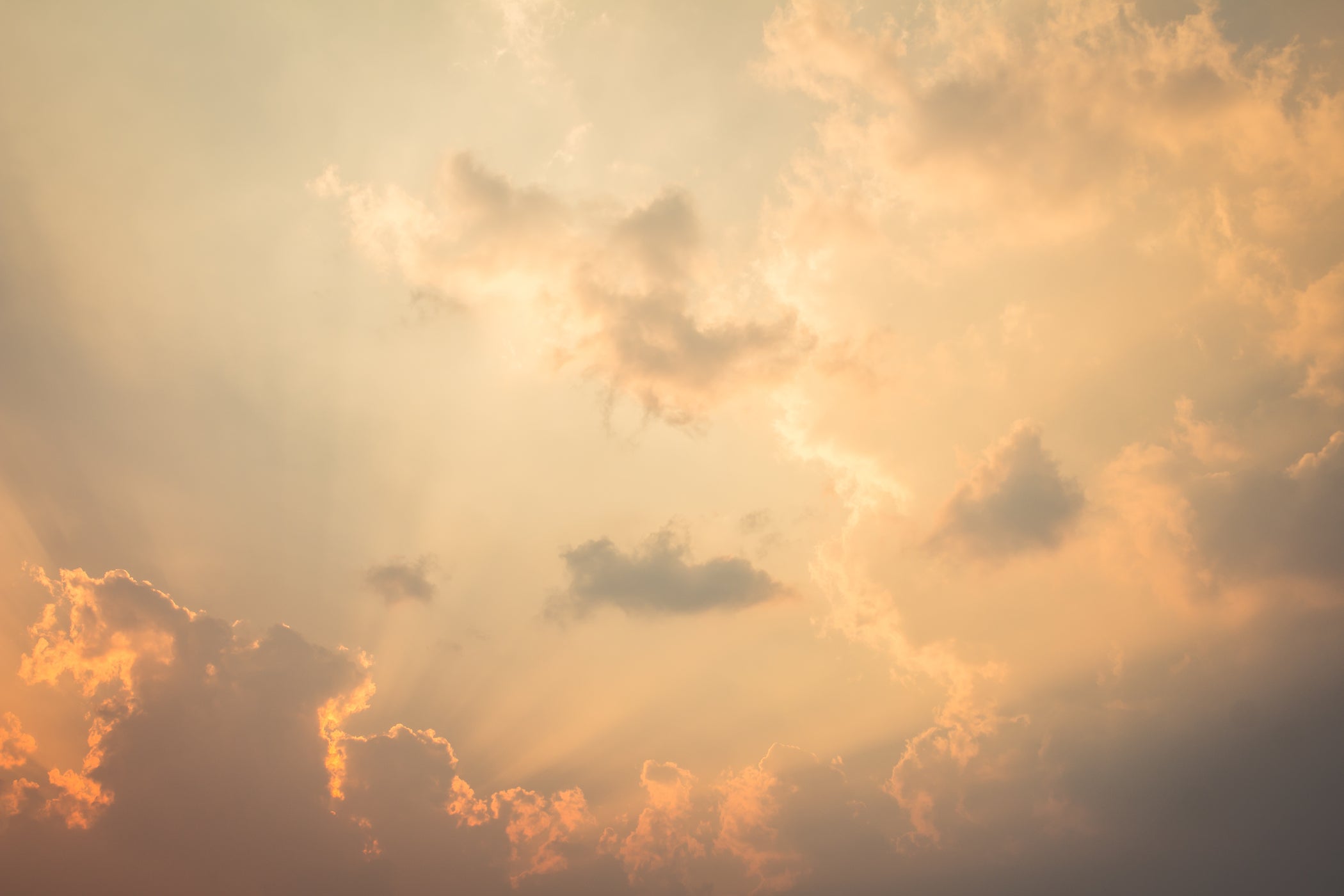 Orangener Himmel bei Sonnenuntergang