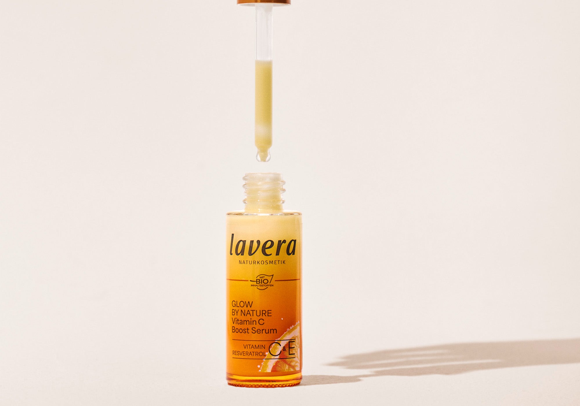 Glow by Nature Vitamin C Serum Pipette tropft Serum ins Fläschchen