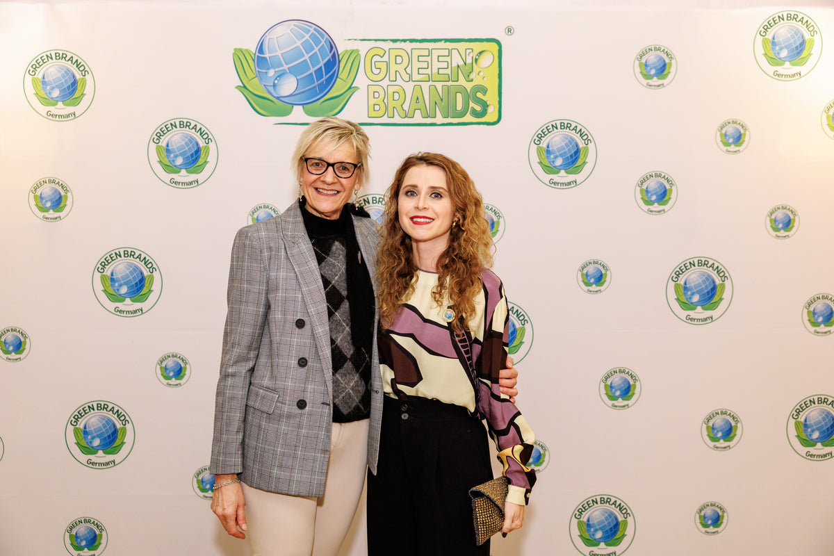 Sabine Kästner und Julia Michel vor dem Green Brands Logo
