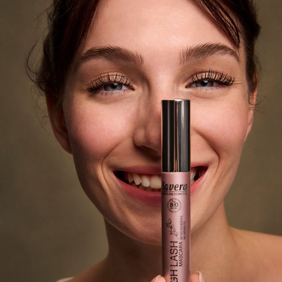 Eine Frau hält den lavera High Lash Mascara in der Hand