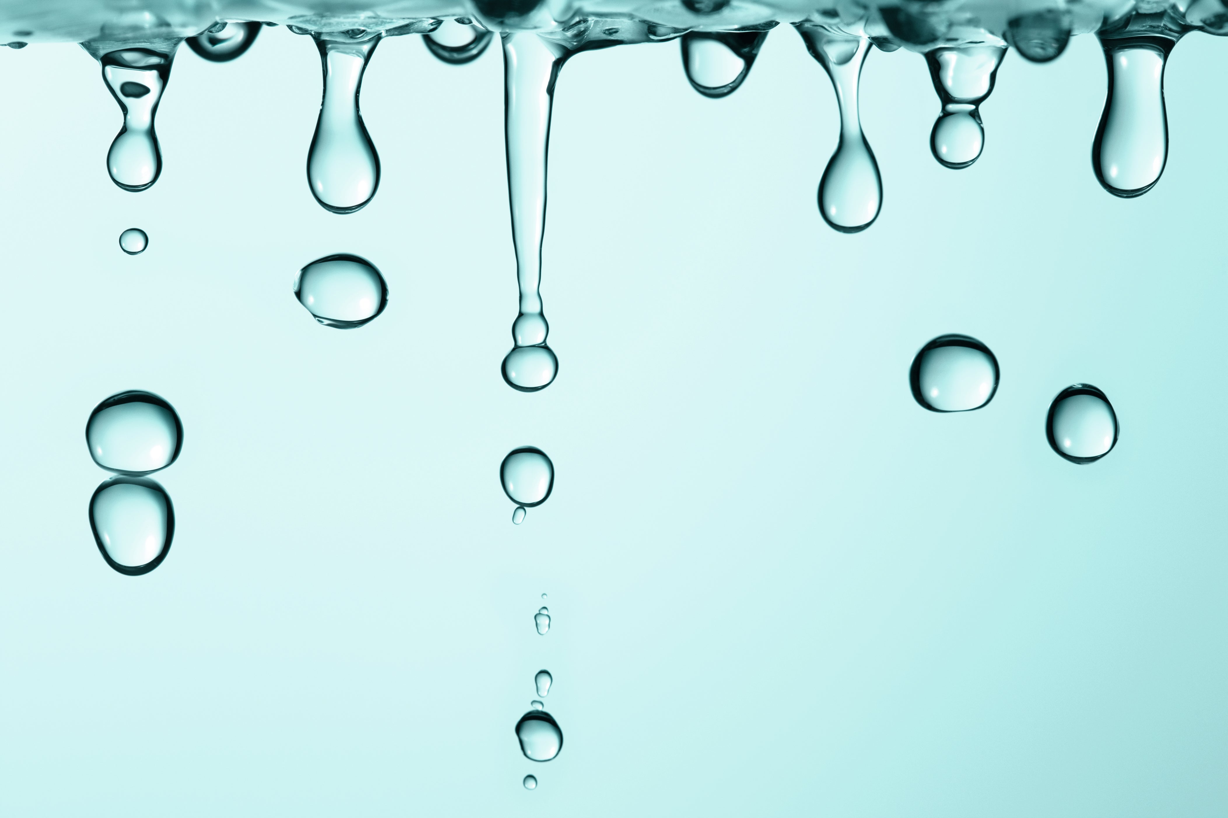 Nahaufnahme von blauen Tropfen