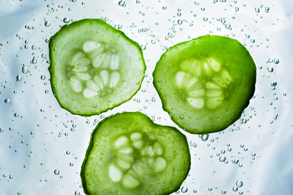 drei Gurkenscheiben unterwasser
