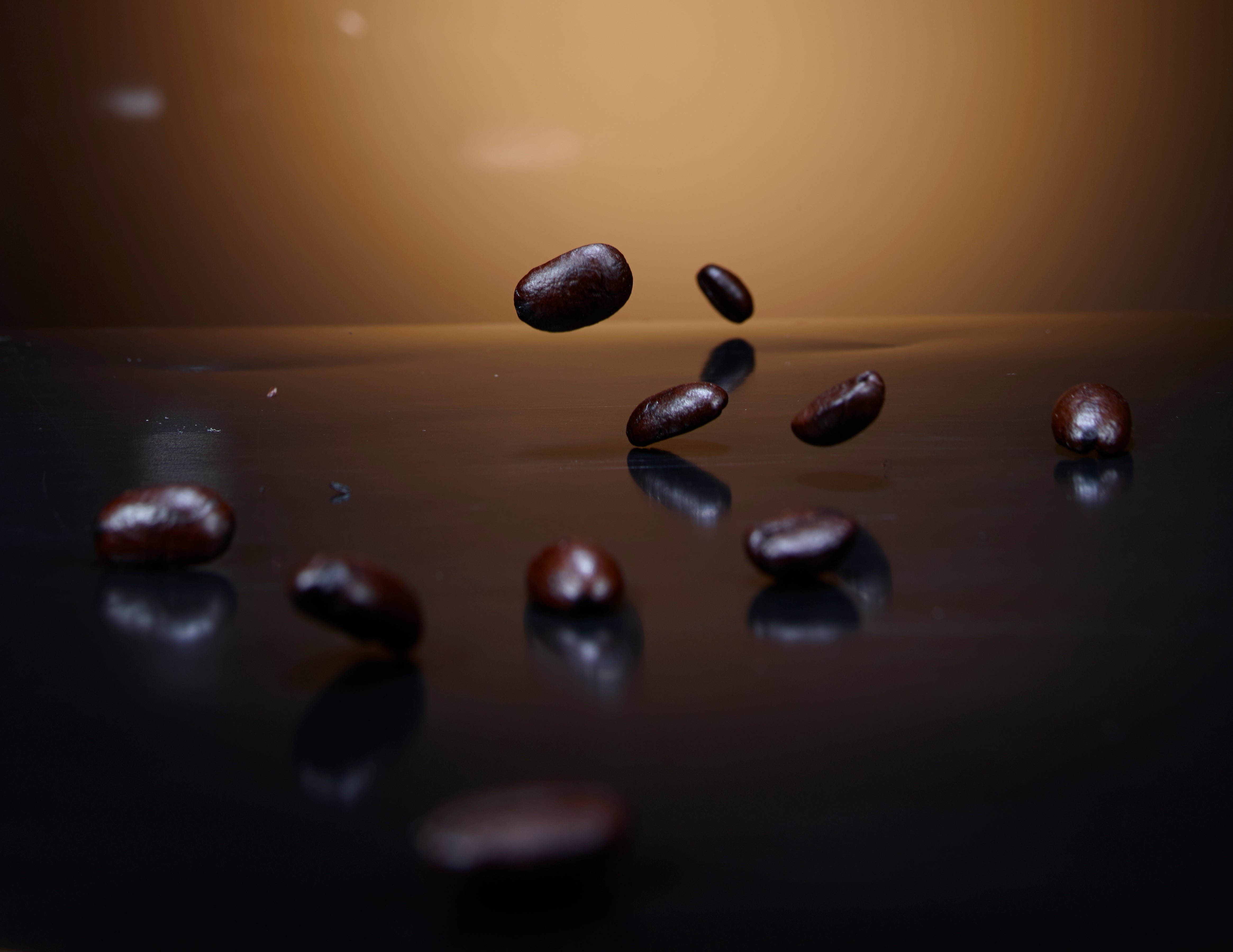 Kaffeebohnen fallend auf einen dunklen Untergrund