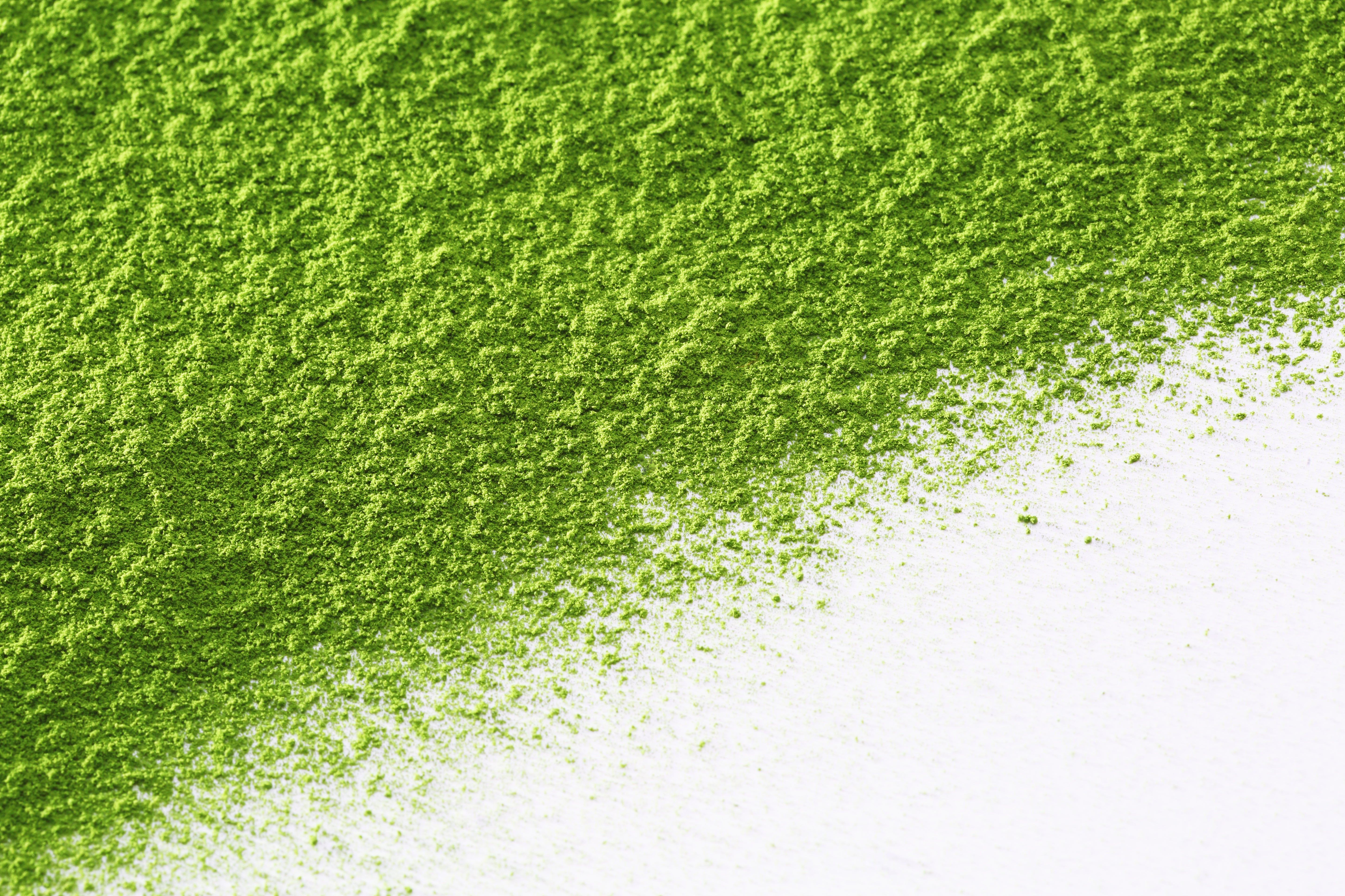 Matchapulver auf weißem Hintergrund