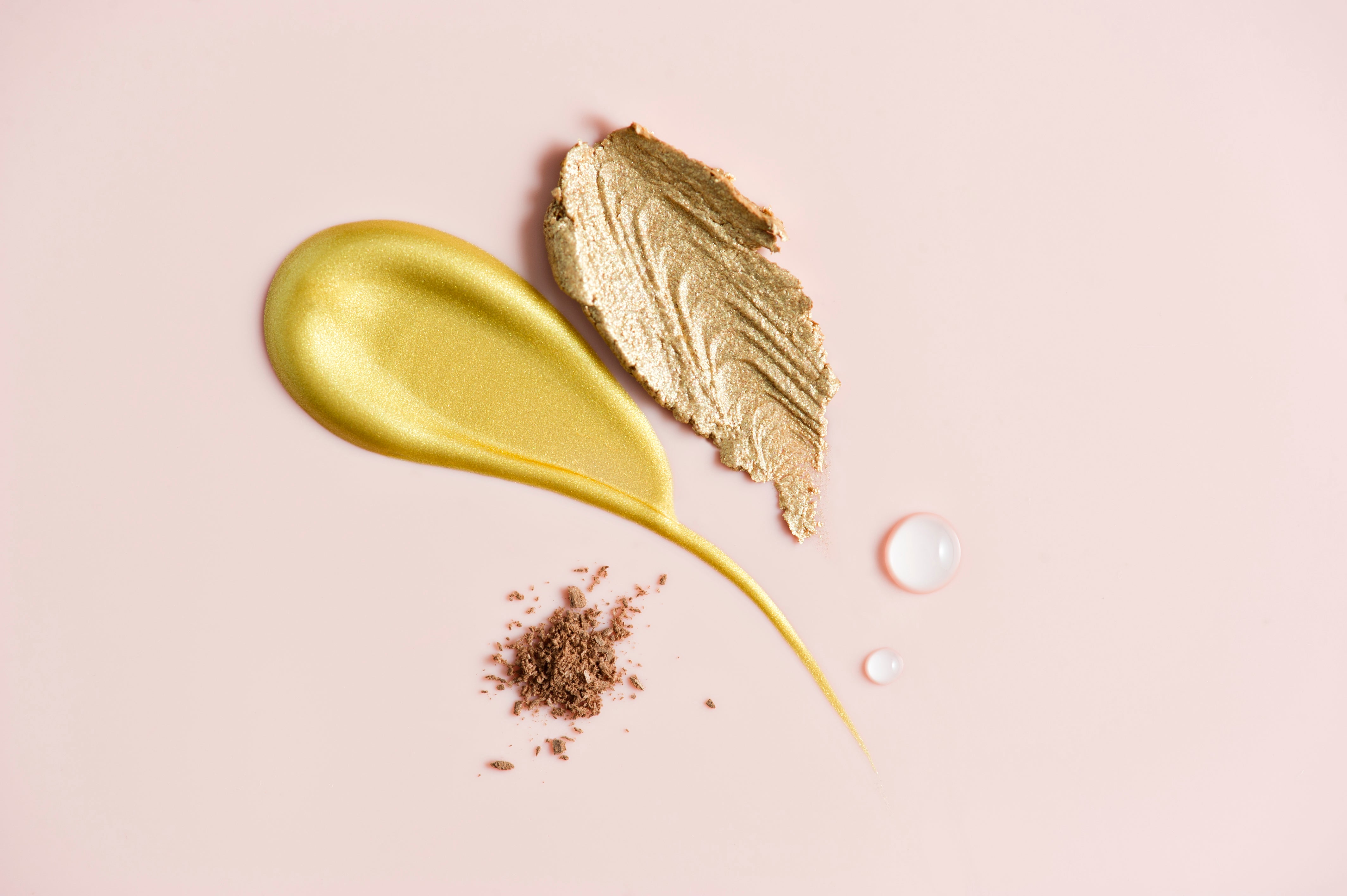 verschiedene Texturen auf einem hellrosa Hintergrund