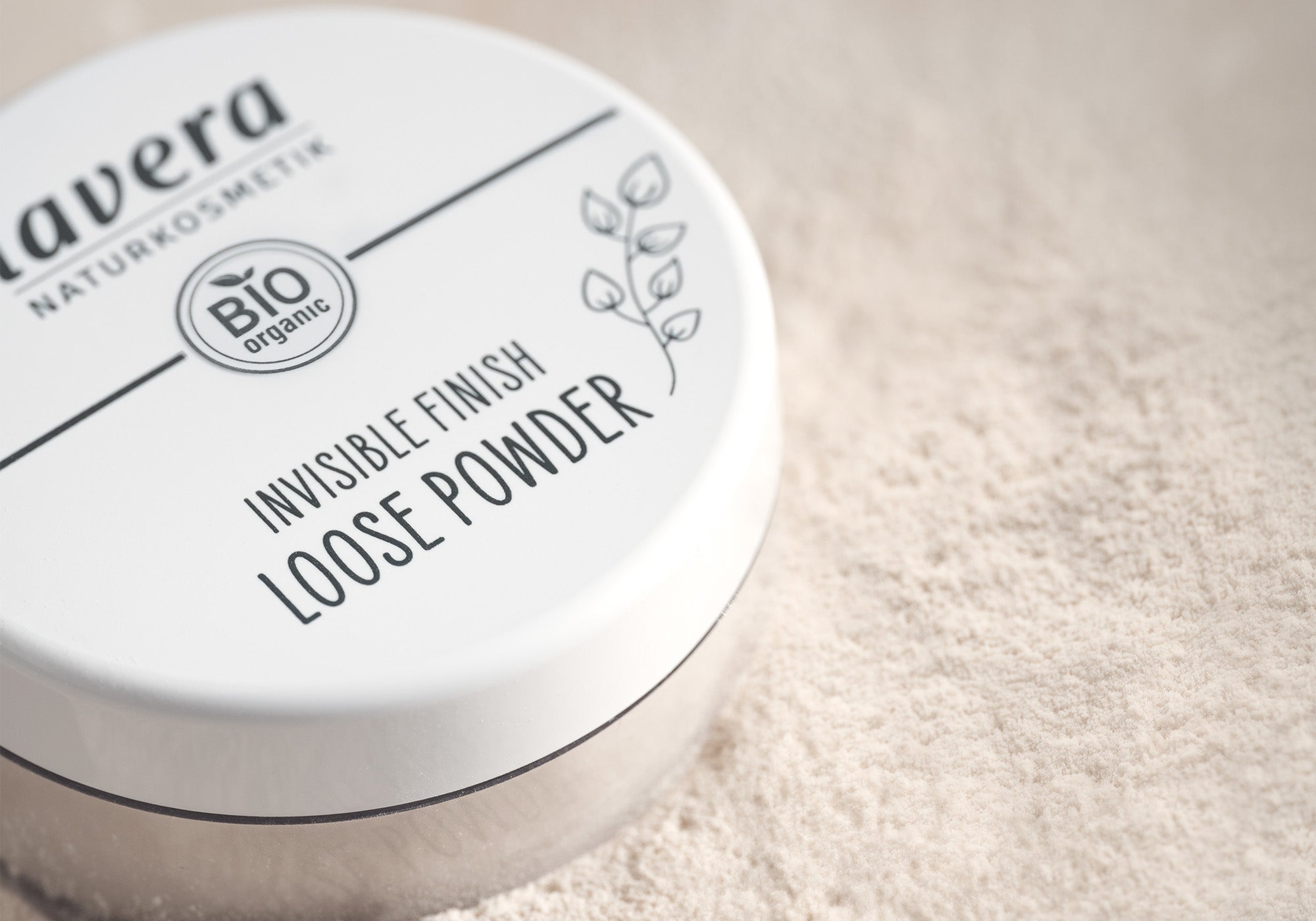 Invisible Loose Powder auf weißem Pulver
