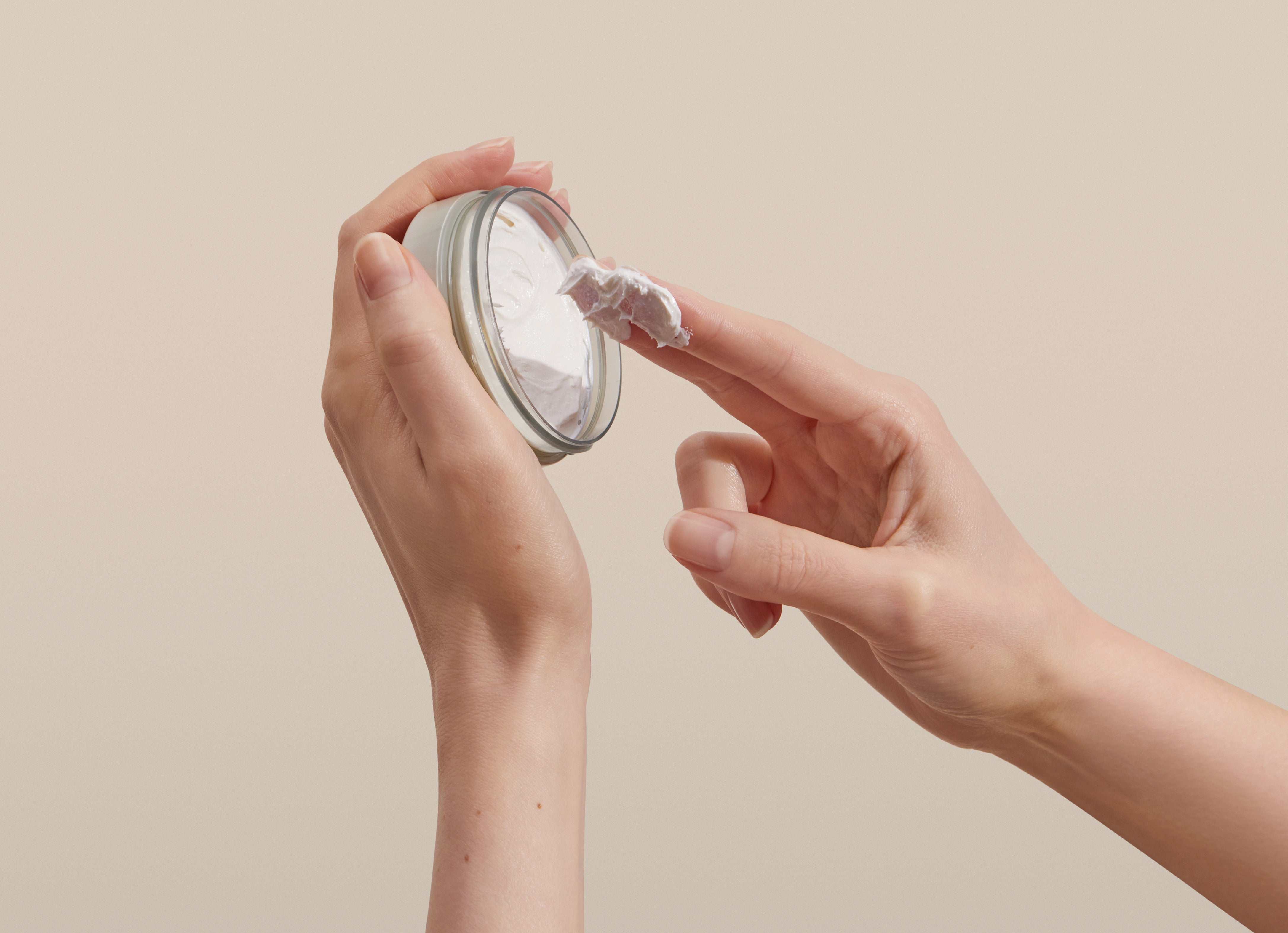 Zwei Hände halten lavera Deo Creme 