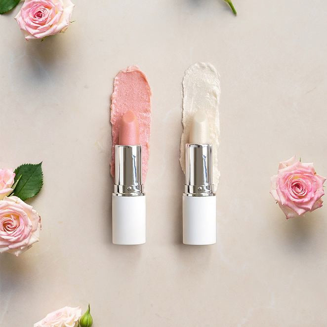 Reihe von Lippenstiften in Rosé- und Beerentönen mit Blumen dekoriert