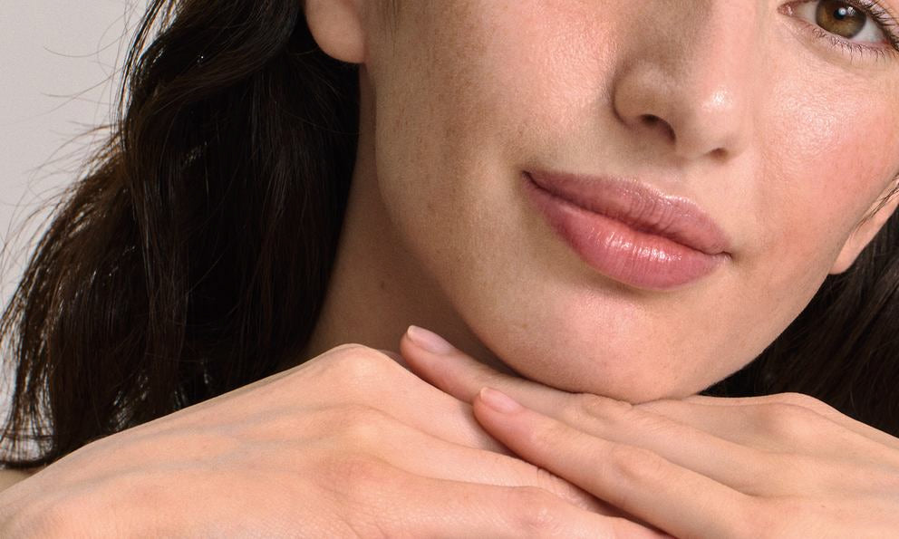 Nahaufnahme gepflegter Lippen mit natürlichem Glanz