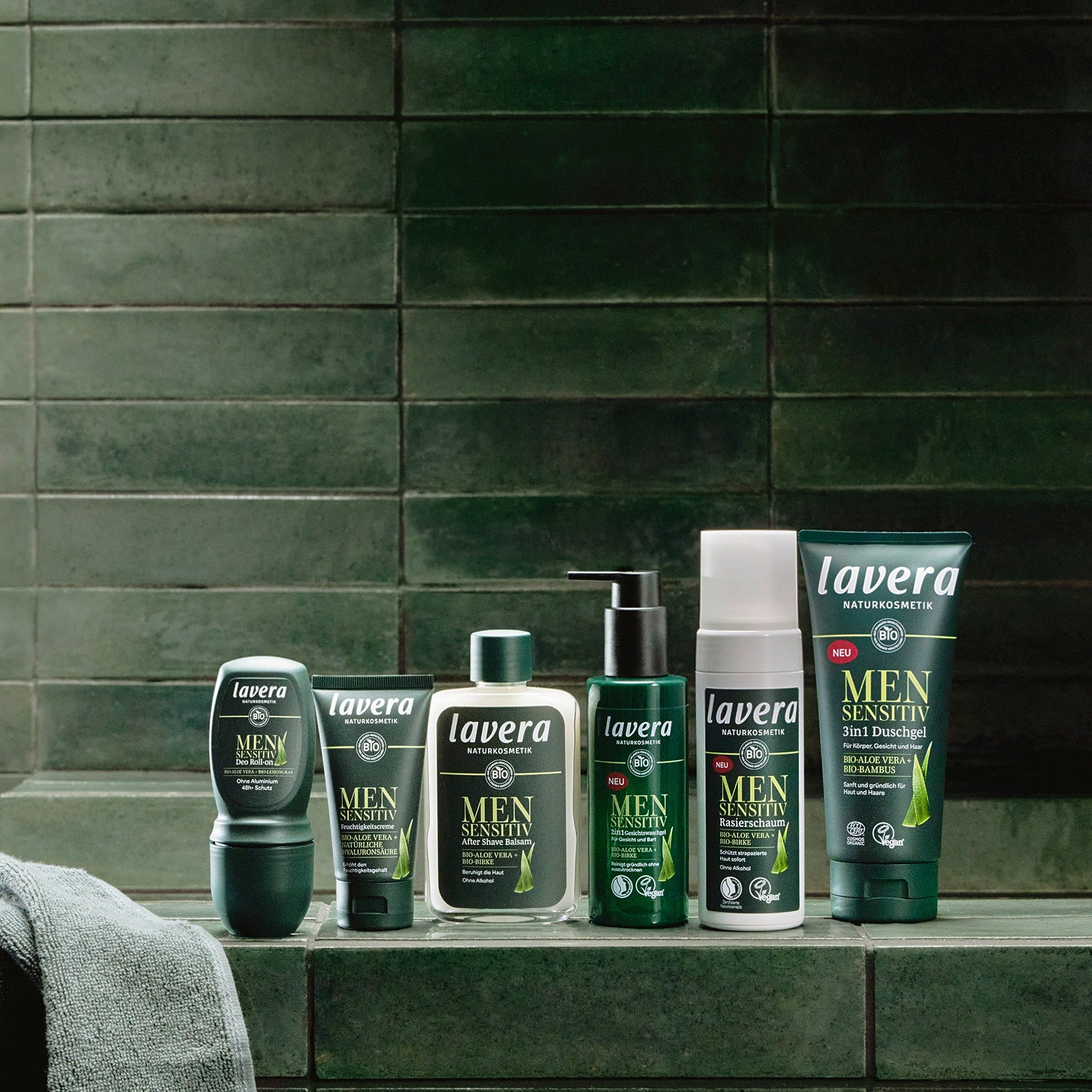 Die komplette Men sensitive Range auf einem Fliesenvorsprung im Bad