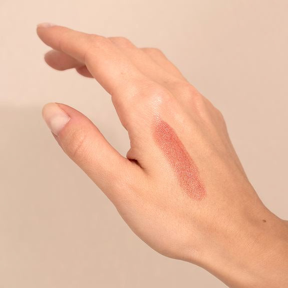 Farbswatch eines rosé-goldenen Multi Balm Sticks auf dem Handrücken