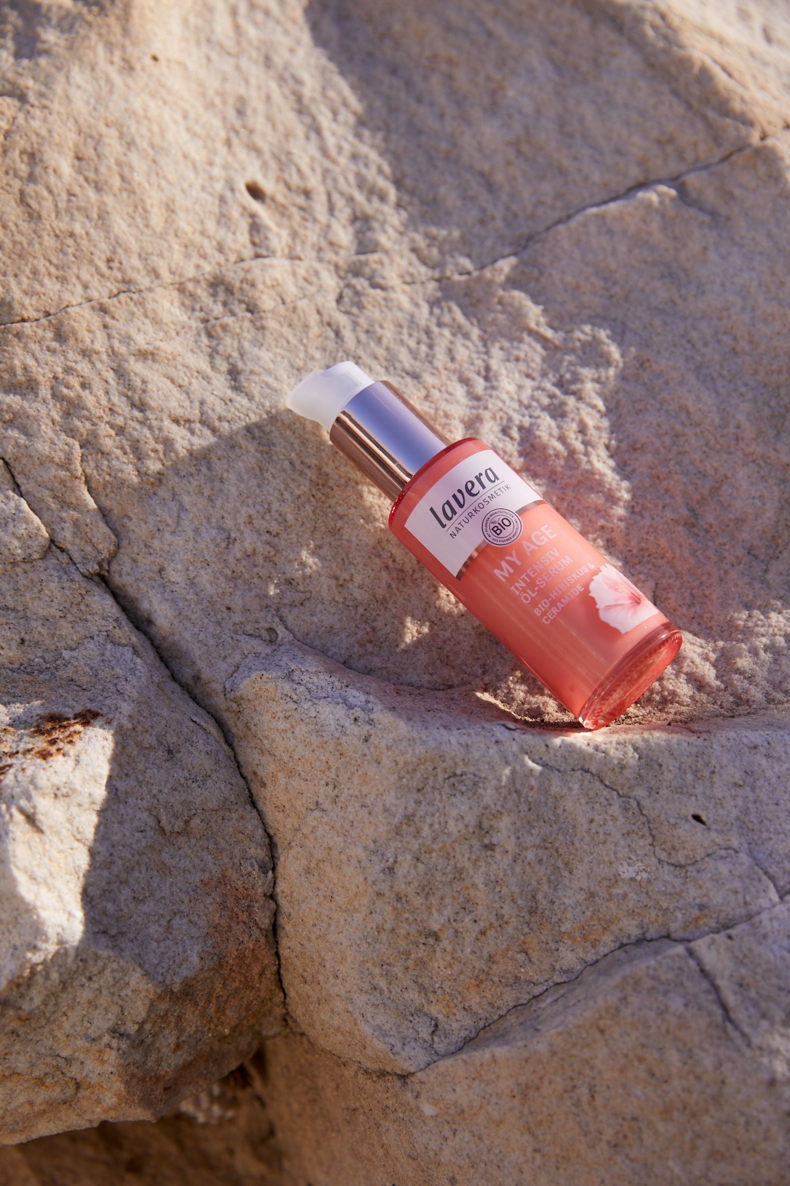 lavera My Age Öl Serum auf dem Felsen