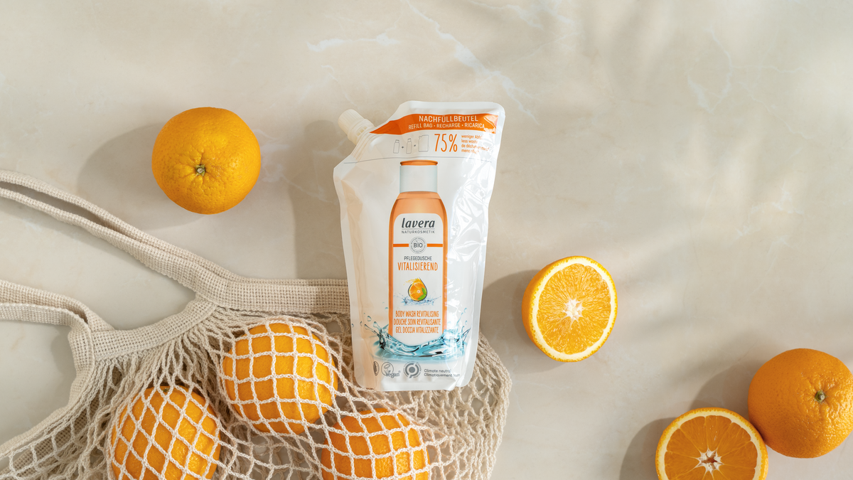 lavera Seifen-Nachfüllbeutel mit Orangen drumherum