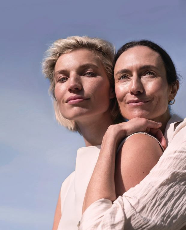 Portrait zwei sich umarmende Frauen, die beide lächeln