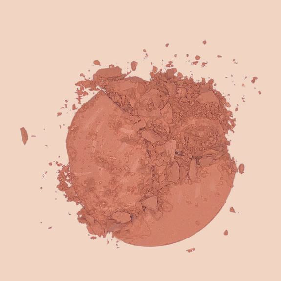 Zerbrochene Puderrouge-Textur in warmem Pfirsichton