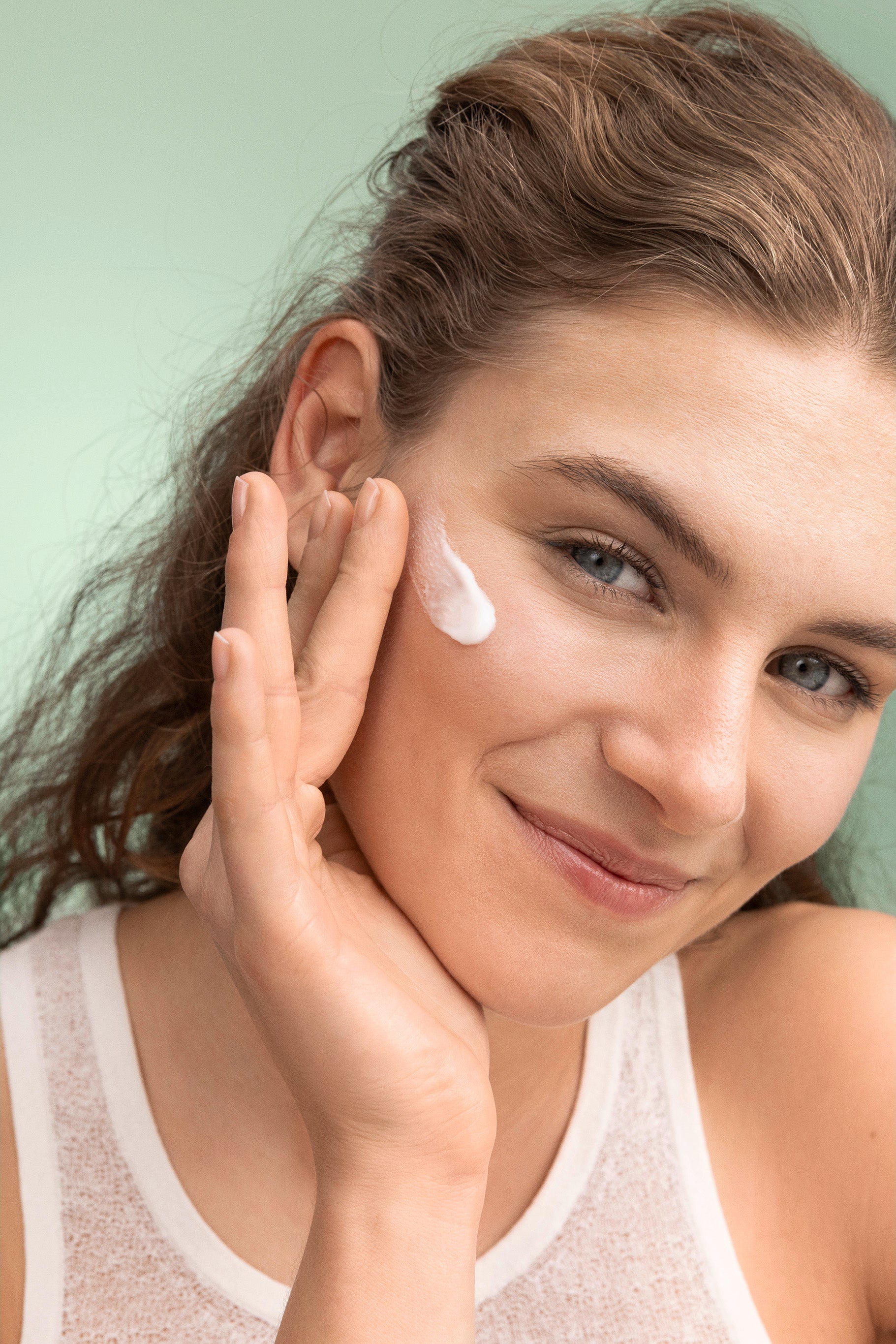 Frau trägt die lavera Pure Beauty Tagesc reme auf das Gesicht auf