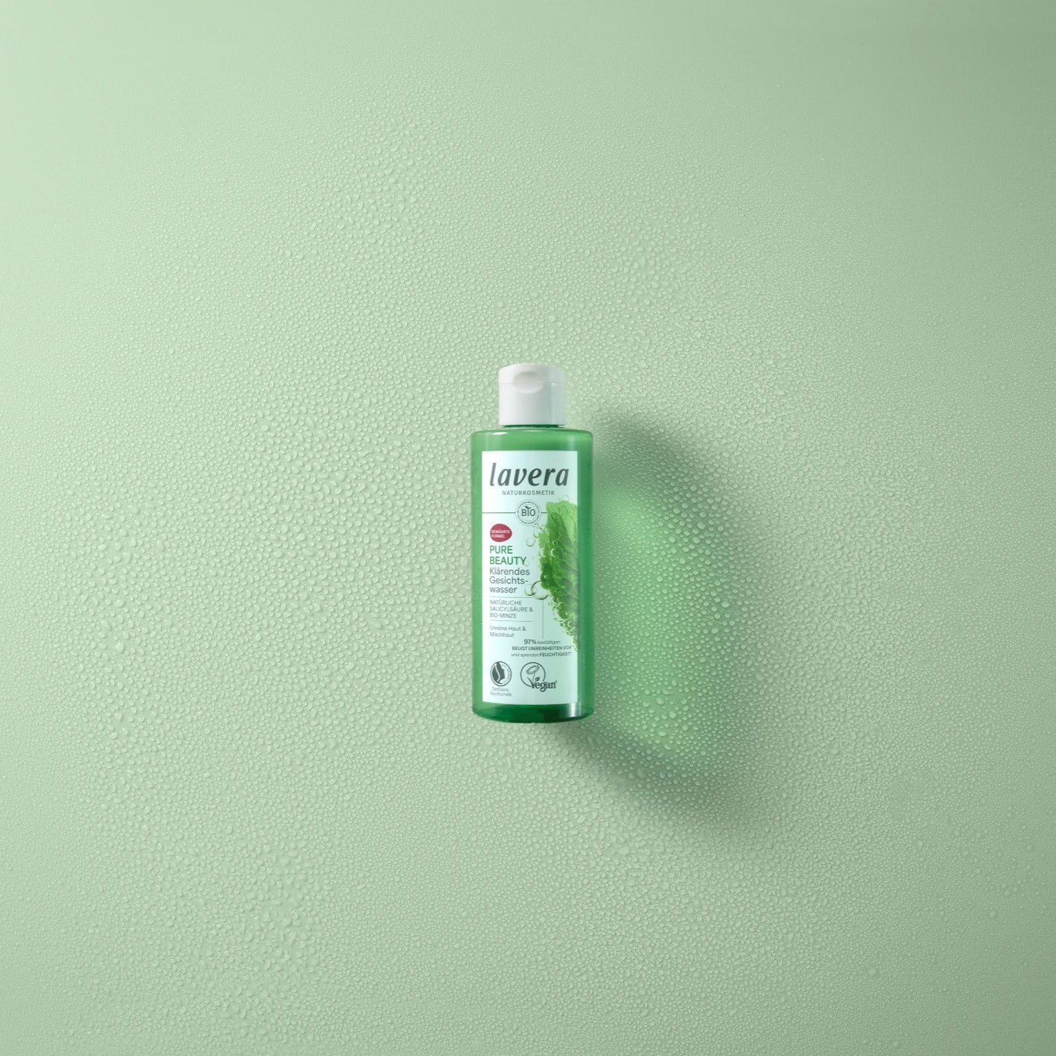 Pure Beauty Gesichtswasser auf hellem Hintergrund