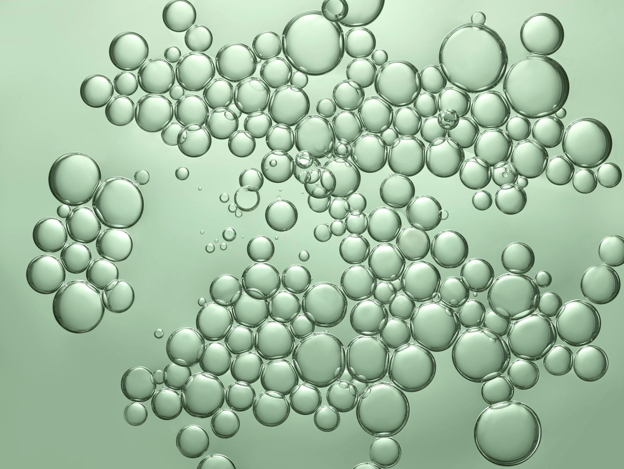 Blasen auf grünem Hintergrund