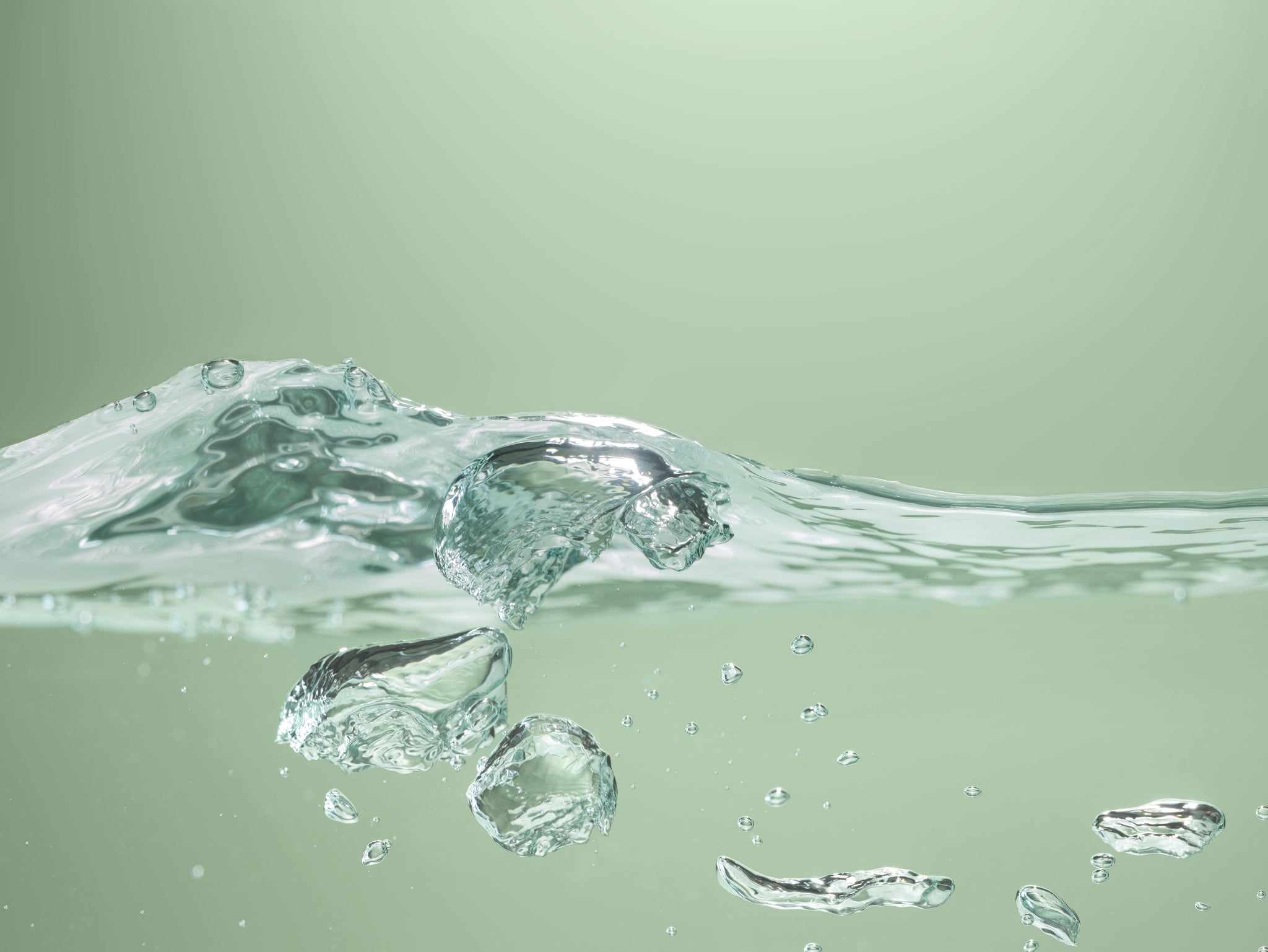 Wassertropfen auf grünem Hintergrund