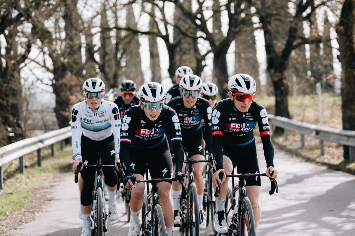 Tour de Femme - Rad-Training am Berg aus der Straße