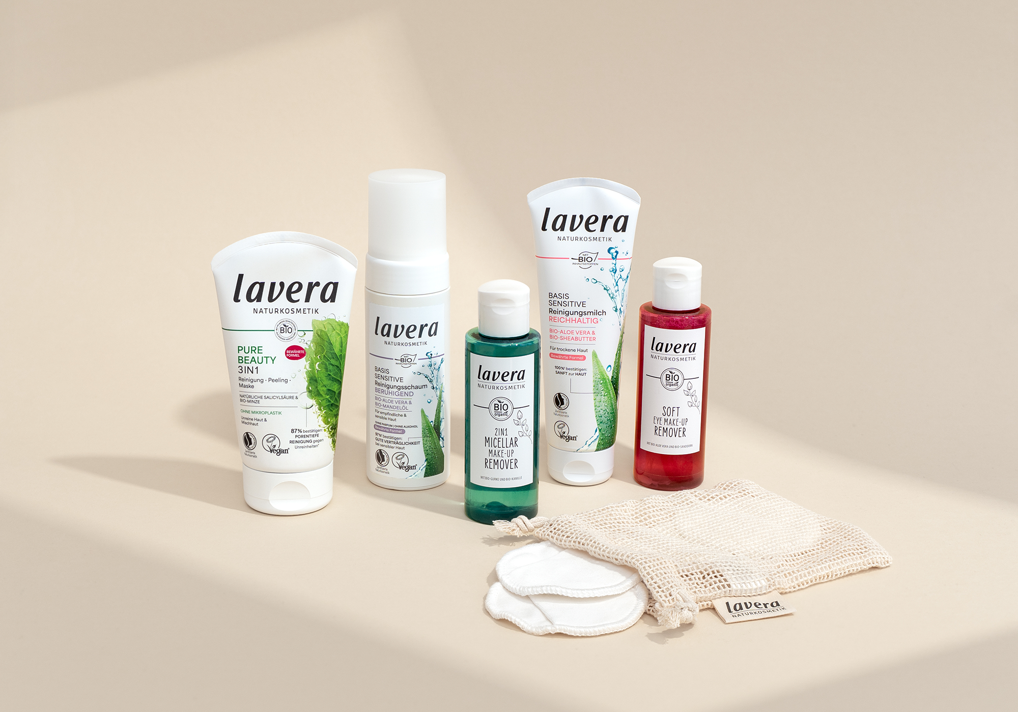 lavera Reinigungsprodukte und Reinigungspads nebeneinander