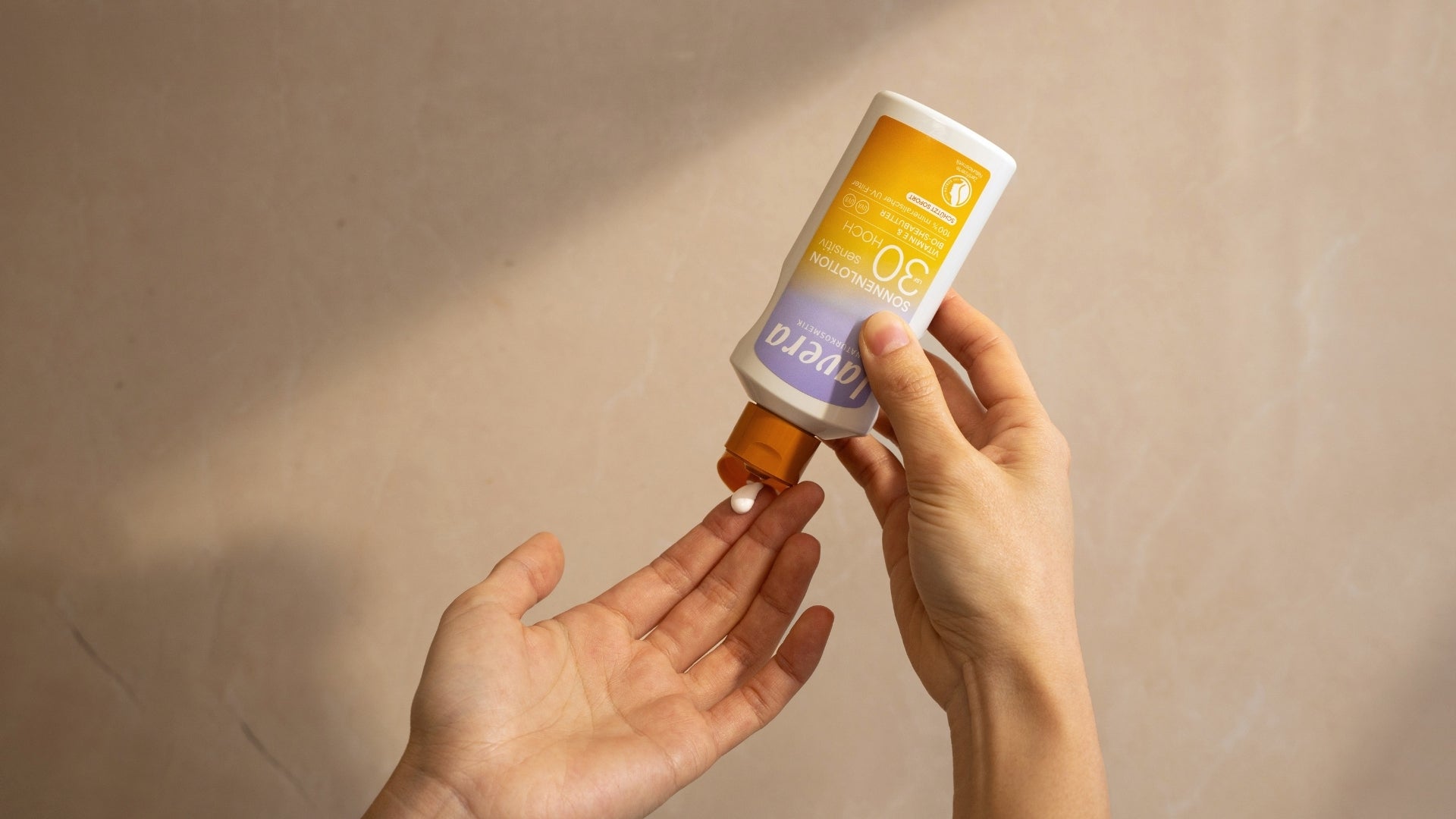 Sonnenlotion LSF 30 Anwendung auf Hand
