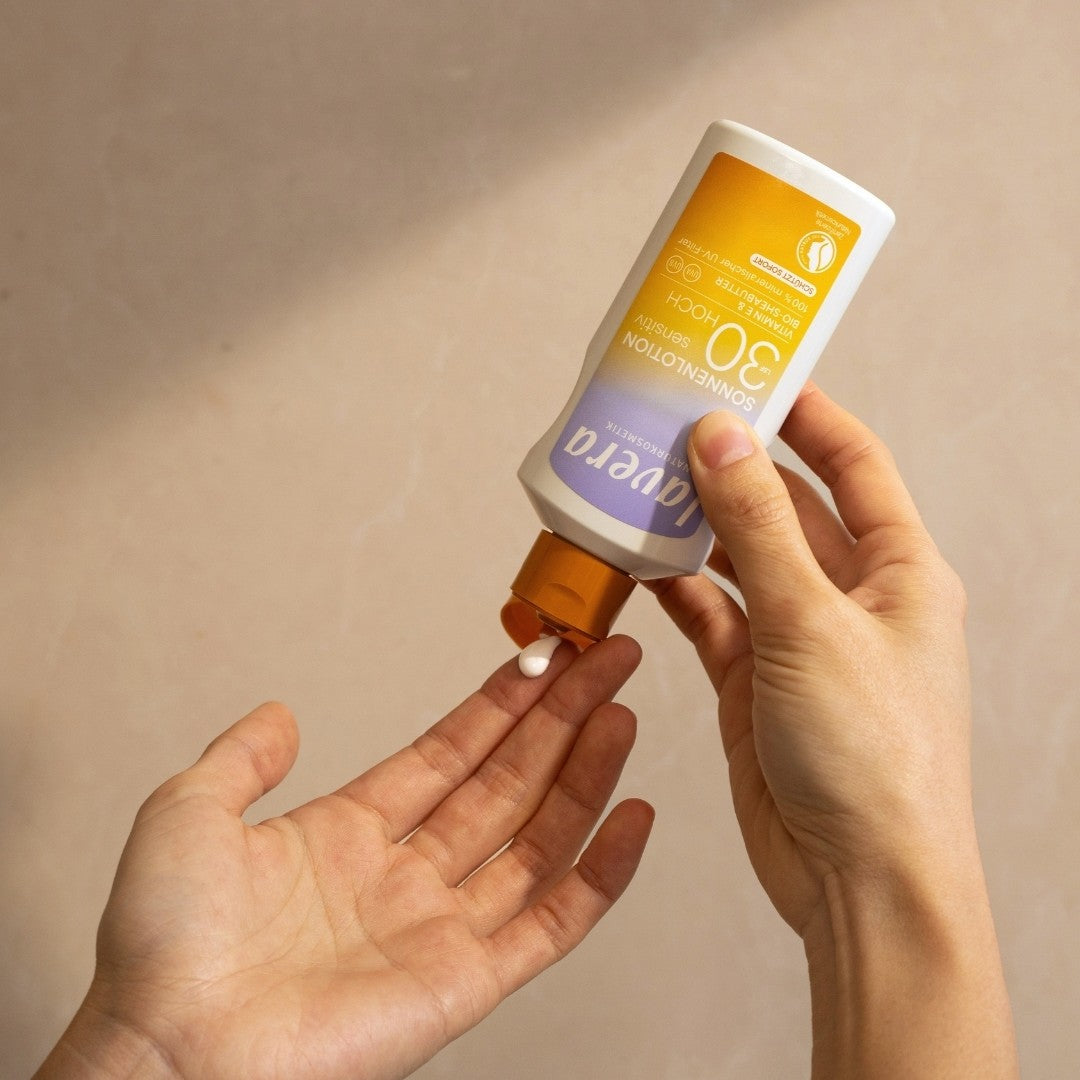 lavera Sonnenlotion LSF30 in der Anwendung auf Händen